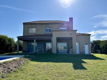 VENTA CASA SAN SEBASTIAN A LA LAGUNA 5 AMBIENTES EN 2 PLANTAS