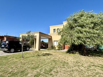 VENTA CASA SAN SEBASTIAN A LA LAGUNA 5 AMBIENTES EN 2 PLANTAS