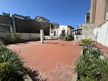 Casa en planta alta en venta con terraza exclusiva en zona historica del Centro - Laprida 1257