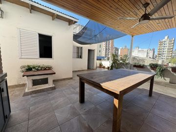 Casa en planta alta en venta con terraza exclusiva en zona historica del Centro - Laprida 1257