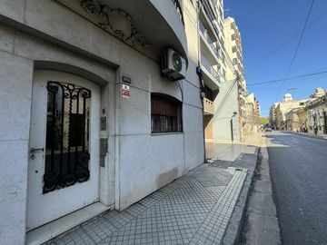 Casa en planta alta en venta con terraza exclusiva en zona historica del Centro - Laprida 1257