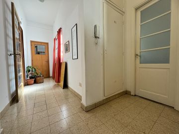 Casa en planta alta en venta con terraza exclusiva en zona historica del Centro - Laprida 1257