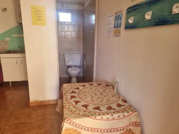 COMPLEJO DE 2 LOCALES COMERCIALES, 1 DEPARTAMENTO Y 5 MONOAMBIENTES TIPO DORMIS EN CHOLILA -CHUBUT