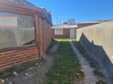 COMPLEJO DE 2 LOCALES COMERCIALES, 1 DEPARTAMENTO Y 5 MONOAMBIENTES TIPO DORMIS EN CHOLILA -CHUBUT