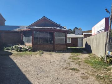 COMPLEJO DE 2 LOCALES COMERCIALES, 1 DEPARTAMENTO Y 5 MONOAMBIENTES TIPO DORMIS EN CHOLILA -CHUBUT