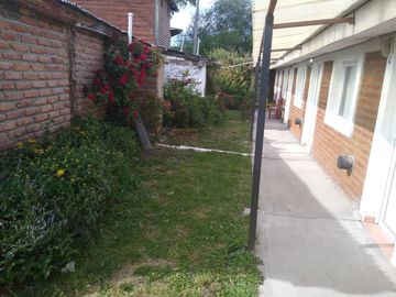 COMPLEJO DE 2 LOCALES COMERCIALES, 1 DEPARTAMENTO Y 5 MONOAMBIENTES TIPO DORMIS EN CHOLILA -CHUBUT