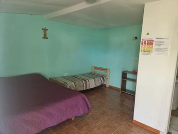 COMPLEJO DE 2 LOCALES COMERCIALES, 1 DEPARTAMENTO Y 5 MONOAMBIENTES TIPO DORMIS EN CHOLILA -CHUBUT