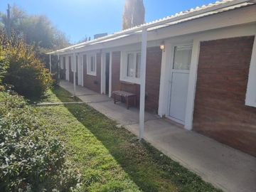 COMPLEJO DE 2 LOCALES COMERCIALES, 1 DEPARTAMENTO Y 5 MONOAMBIENTES TIPO DORMIS EN CHOLILA -CHUBUT