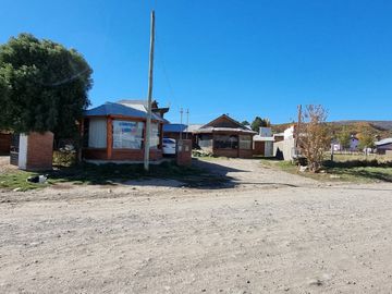 COMPLEJO DE 2 LOCALES COMERCIALES, 1 DEPARTAMENTO Y 5 MONOAMBIENTES TIPO DORMIS EN CHOLILA -CHUBUT