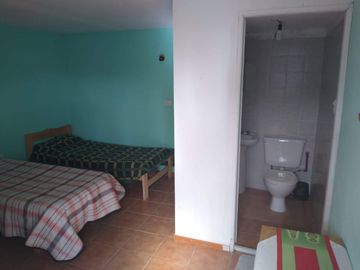 COMPLEJO DE 2 LOCALES COMERCIALES, 1 DEPARTAMENTO Y 5 MONOAMBIENTES TIPO DORMIS EN CHOLILA -CHUBUT
