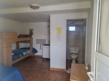 COMPLEJO DE 2 LOCALES COMERCIALES, 1 DEPARTAMENTO Y 5 MONOAMBIENTES TIPO DORMIS EN CHOLILA -CHUBUT