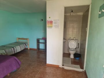 COMPLEJO DE 2 LOCALES COMERCIALES, 1 DEPARTAMENTO Y 5 MONOAMBIENTES TIPO DORMIS EN CHOLILA -CHUBUT