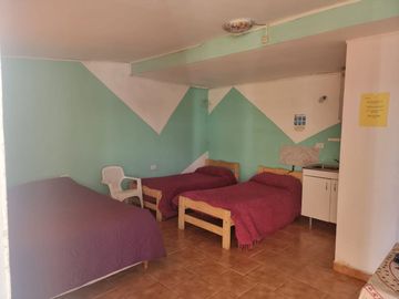 COMPLEJO DE 2 LOCALES COMERCIALES, 1 DEPARTAMENTO Y 5 MONOAMBIENTES TIPO DORMIS EN CHOLILA -CHUBUT