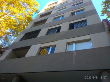 VENTA DE 4 AMBIENTES MUY LUMINOSO CON PARRILLA