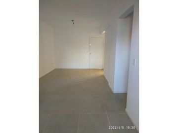 VENTA DE 4 AMBIENTES MUY LUMINOSO CON PARRILLA