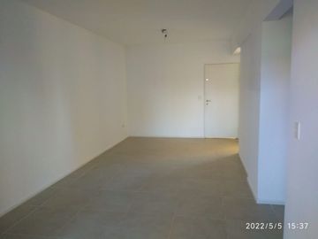 VENTA DE 4 AMBIENTES MUY LUMINOSO CON PARRILLA