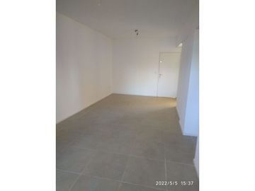 VENTA DE 4 AMBIENTES MUY LUMINOSO CON PARRILLA