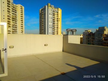 VENTA DE 4 AMBIENTES MUY LUMINOSO CON PARRILLA