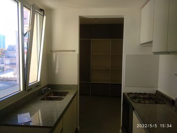VENTA DE 4 AMBIENTES MUY LUMINOSO CON PARRILLA