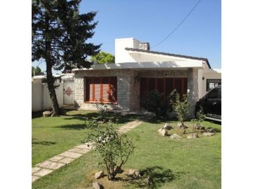 Villa Carlos Paz: Jorge Newbery 277 Casa 2 dormitorios y departamento 2 dormitorios interno, Córdoba, Argentina.