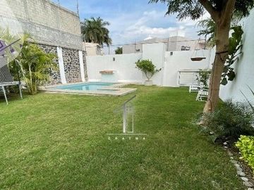 VENTA Casa  en Fraccionamiento BRISAS CUERNAVACA con ALBERCA