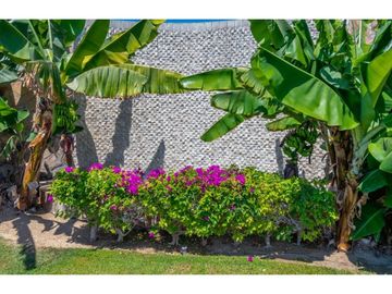 Casa estilo hacienda con vistas panorámicas al mar y campo de golf
