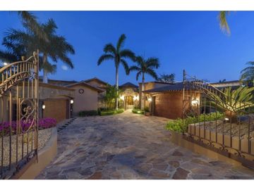 Casa estilo hacienda con vistas panorámicas al mar y campo de golf