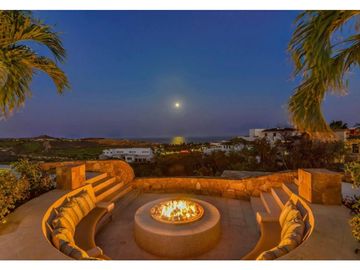 Casa estilo hacienda con vistas panorámicas al mar y campo de golf