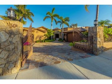 Casa estilo hacienda con vistas panorámicas al mar y campo de golf