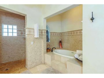 Casa estilo hacienda con vistas panorámicas al mar y campo de golf