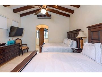 Casa estilo hacienda con vistas panorámicas al mar y campo de golf