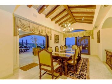 Casa estilo hacienda con vistas panorámicas al mar y campo de golf