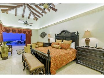 Casa estilo hacienda con vistas panorámicas al mar y campo de golf