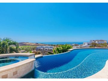 Casa estilo hacienda con vistas panorámicas al mar y campo de golf