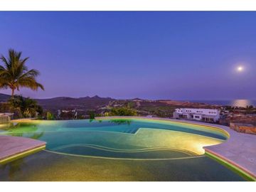 Casa estilo hacienda con vistas panorámicas al mar y campo de golf