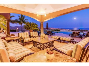 Casa estilo hacienda con vistas panorámicas al mar y campo de golf