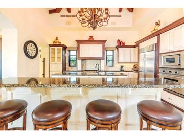 Casa estilo hacienda con vistas panorámicas al mar y campo de golf