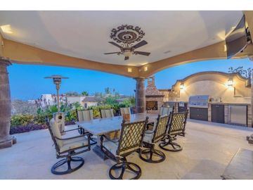 Casa estilo hacienda con vistas panorámicas al mar y campo de golf