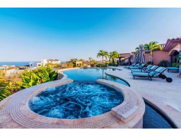 Casa estilo hacienda con vistas panorámicas al mar y campo de golf