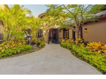 Casa estilo hacienda con vistas panorámicas al mar y campo de golf