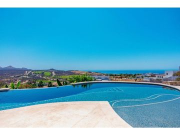 Casa estilo hacienda con vistas panorámicas al mar y campo de golf