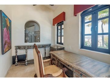 Casa estilo hacienda con vistas panorámicas al mar y campo de golf