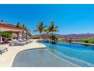 Casa estilo hacienda con vistas panorámicas al mar y campo de golf