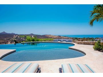 Casa estilo hacienda con vistas panorámicas al mar y campo de golf