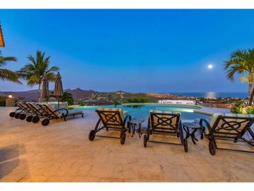 Casa estilo hacienda con vistas panorámicas al mar y campo de golf