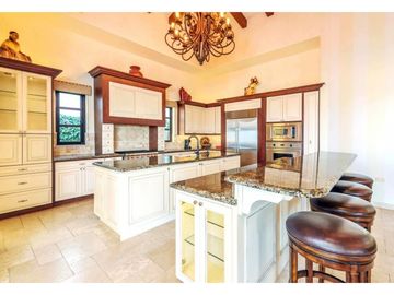Casa estilo hacienda con vistas panorámicas al mar y campo de golf