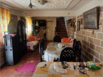 CASA DE 3 NIVELES EN PLAYA DE LAS GOLONDRINAS ECATEPEC