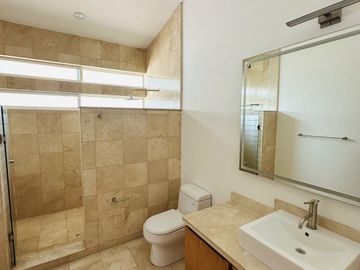 Moderna Casa en Fraccionamiento Puerta de Hierro Dentro de Coto