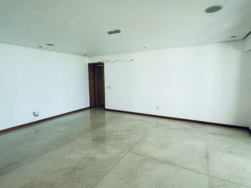 Moderna Casa en Fraccionamiento Puerta de Hierro Dentro de Coto