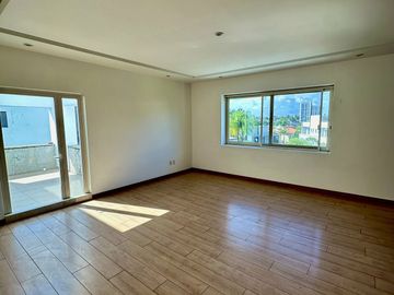 Moderna Casa en Fraccionamiento Puerta de Hierro Dentro de Coto